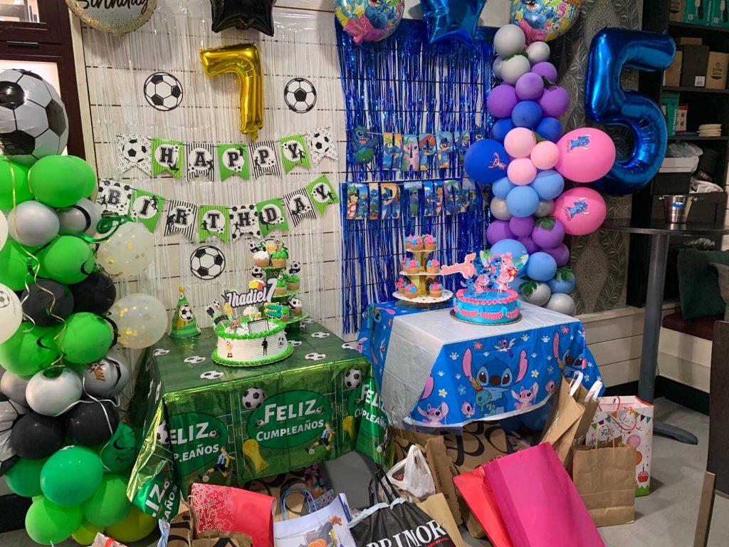 Mesa de cumpleaños infantil decorada con globos en el bar Cononda