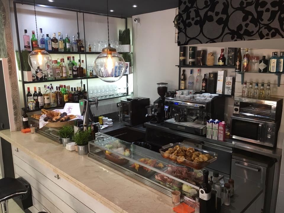 Barra iluminada y exposición de tapas en Cononda Bar Restaurante Tetuán