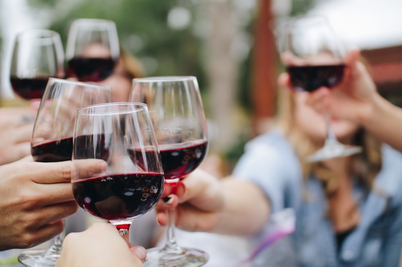 Copa de vino tinto servida en mesa de madera